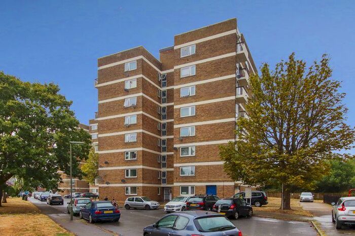 2 Bedroom Flat To Rent In Vicarage Fields, Walton-On-Thames, KT12