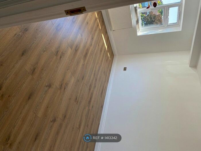 5 Bedroom Semi-Detached House To Rent In East Walk, East Barnet, EN4