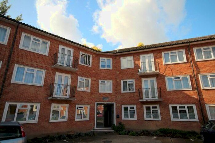 2 Bedroom Flat To Rent In Pelham Court, Bishopric, Horsham RH12