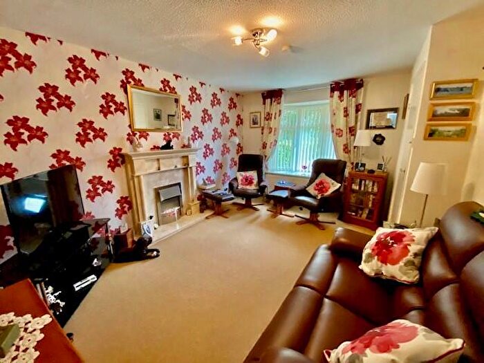 3 Bedroom End Of Terrace House For Sale In Newey Close, Birmingham, B45
