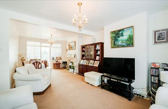 3 Bedroom Terraced House To Rent In Ilford, IG2