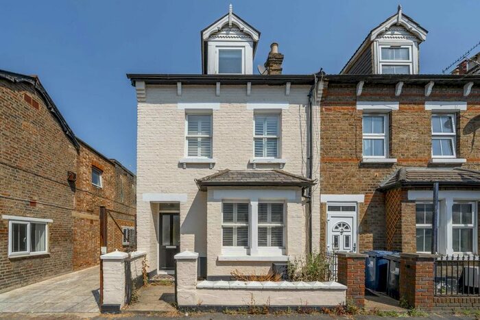 3 Bedroom Property To Rent In Maunder Road, London, W7