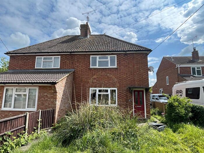 3 Bedroom Semi-Detached House For Sale In Meads Road, Durrington, SP4