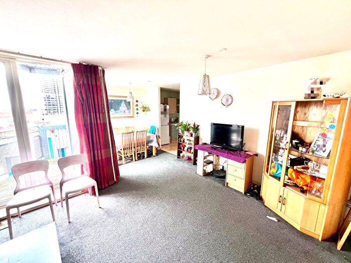 2 Bedroom Flat For Sale In Gordon Gardens, Swindon, SN1