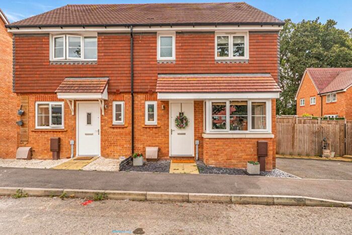 3 Bedroom Semi-Detached House For Sale In Clements Grove, Waterlooville, PO8