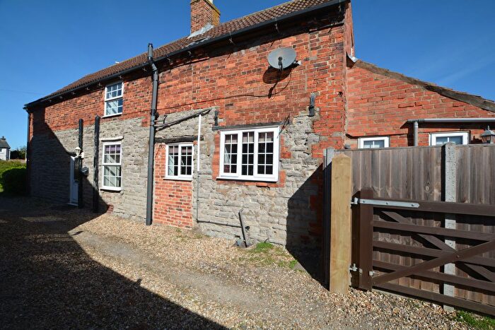 3 Bedroom Cottage For Sale In Main Road, Long Bennington, NG23