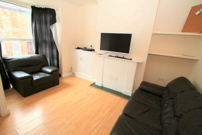 4 Bedroom Terraced House To Rent In Victoria Terrace, - Bed, LN1