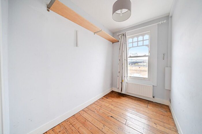 2 Bedroom Flat For Sale In Queenstown Road, London, SW8