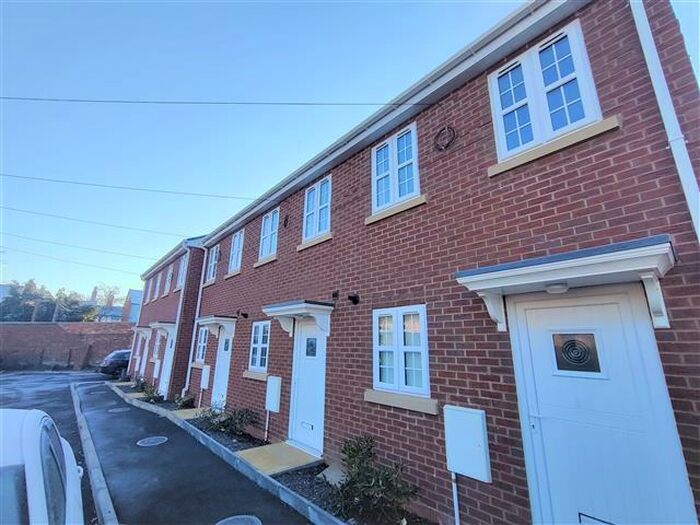 2 Bedroom House To Rent In New Road, Stourbridge, DY8