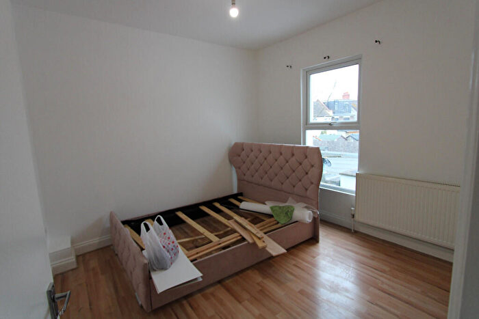 3 Bedroom Flat To Rent In Woodside Green, London, SE25