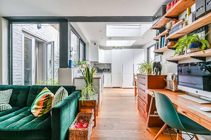 3 Bedroom Flat To Rent In Queenstown Road, Battersea, London, SW8