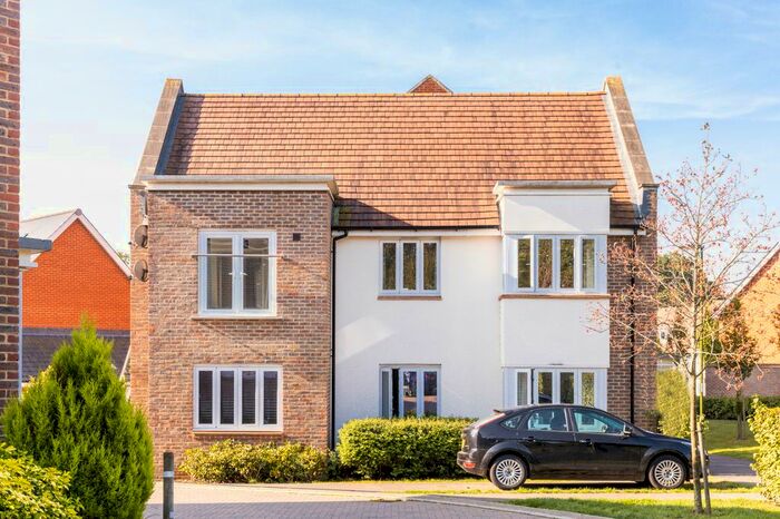 2 Bedroom Flat To Rent In Skylark Way, Burgess Hill RH15