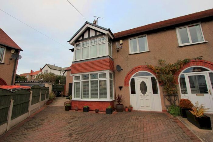 2 Bedroom Flat To Rent In South Place, Rhos On Sea, Colwyn Bay LL28