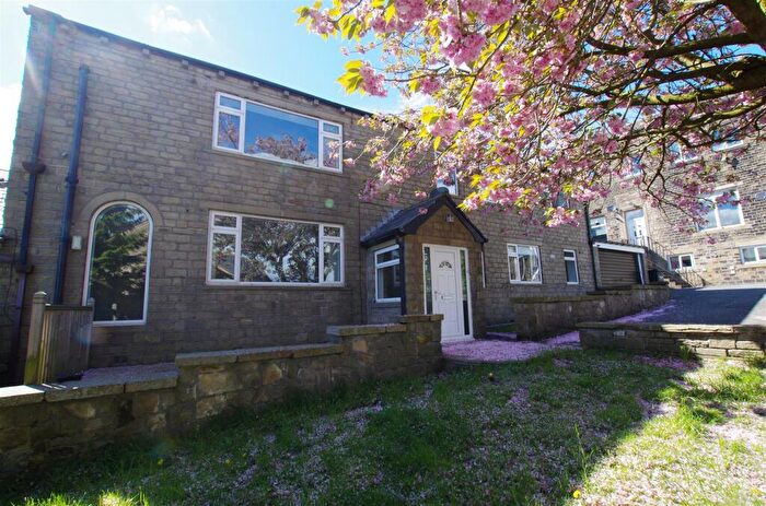 4 Bedroom Detached House To Rent In Stainland Road, Stainland, Halifax, HX4