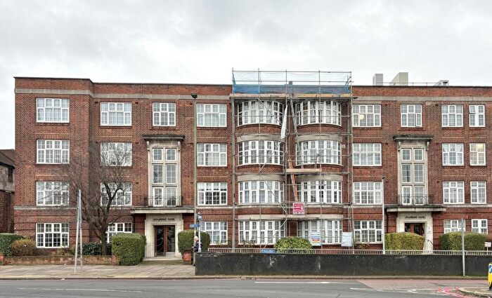 3 Bedroom Flat To Rent In Quadrant Close, The Boroughs, NW4