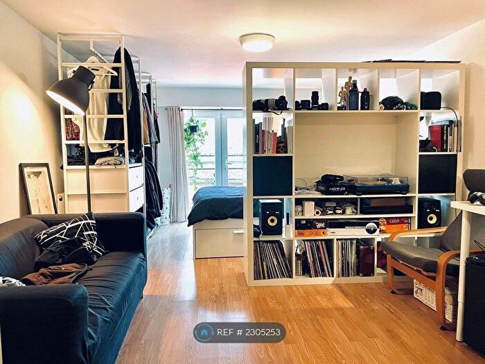 Studio To Rent In Cannon Street Road, London, E1