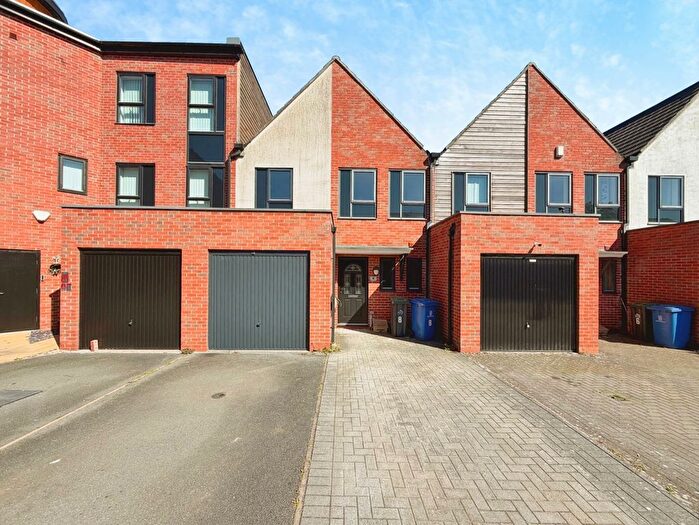 3 Bedroom Semi Detached House To Rent In Rosedawn Close West, Stoke-On-Trent, Staffordshire, ST1