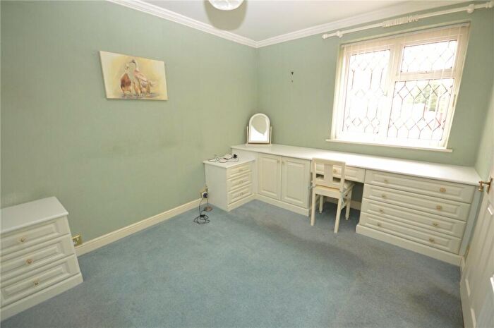 2 Bedroom Bungalow For Sale In Emerald Road, Luton, Bedfordshire, LU4
