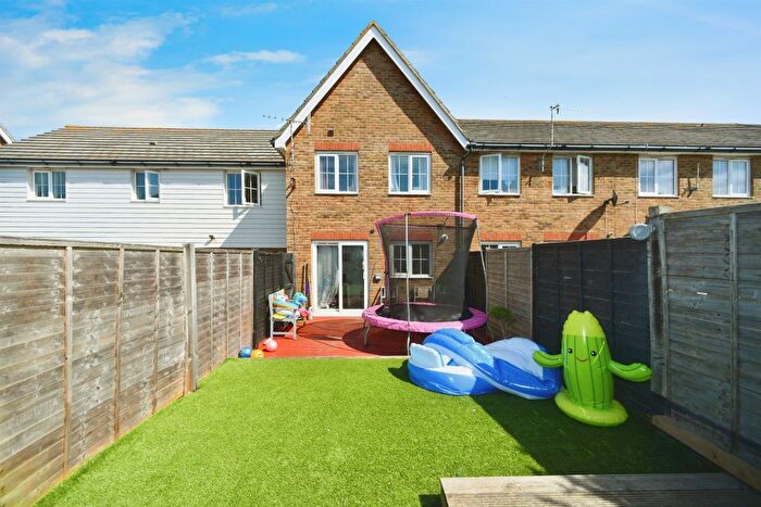 3 Bedroom End Of Terrace House For Sale In Roundhouse Crescent, Peacehaven, BN10