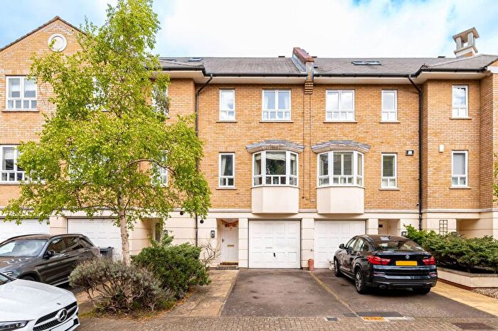 4 Bedroom Property For Sale In Samuel Gray Gardens, North Kingston, Kingston Upon Thames, KT2