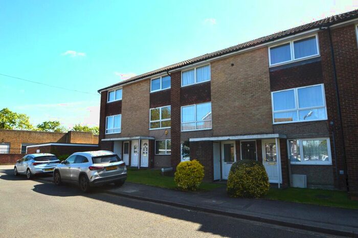2 Bedroom Maisonette To Rent In Shelley Close, Slough, Berkshire, SL3