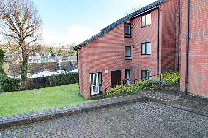2 Bedroom Flat For Sale In The Farthings, Boxmoor, HP1