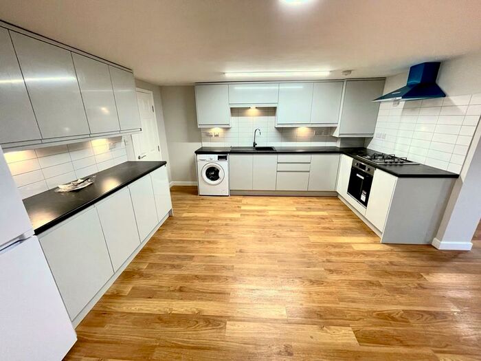 2 Bedroom Flat To Rent In Chester Road, Old Trafford, M16