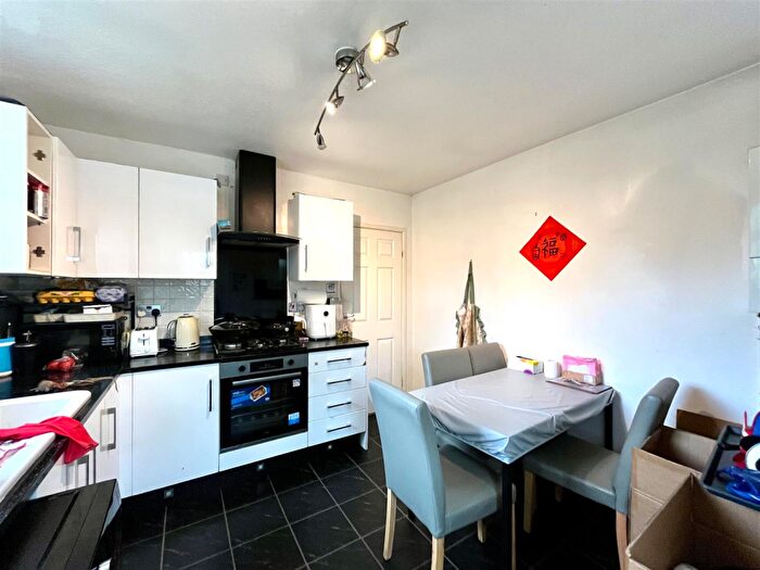 2 Bedroom Bungalow To Rent In South Grove, Sale, M33