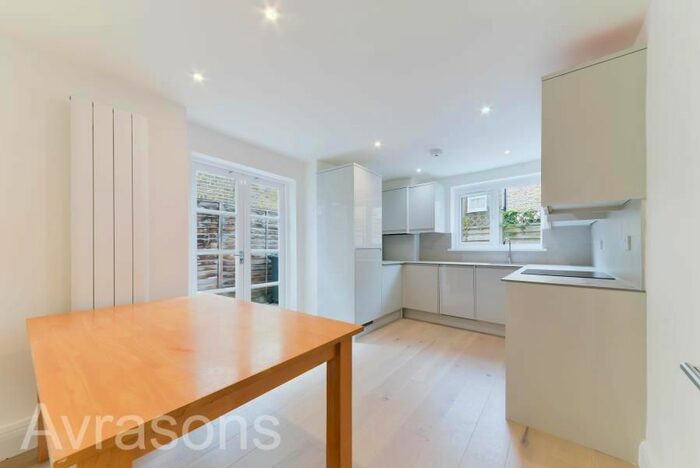 4 Bedroom Flat To Rent In Thorparch Road, London, SW8