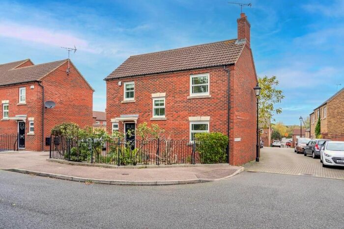 3 Bedroom Detached House To Rent In Napier Road, Aylesbury, HP19