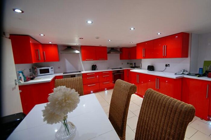 10 Bedroom Terraced House To Rent In Kirkstall Lane, Headingley, Leeds, LS6
