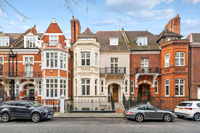 4 Bedroom Apartment For Sale In Drayton Gardens, Chelsea, London, SW10