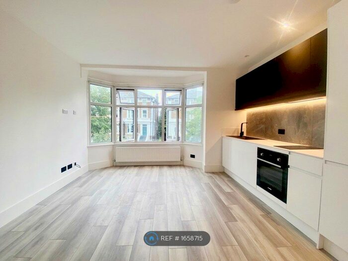 3 Bedroom Flat To Rent In Argyle Road, London, W13