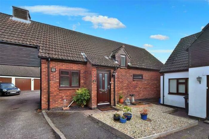 3 Bedroom Link Detached House For Sale In Longmeadow, Broadclyst, Exeter, Devon, EX5