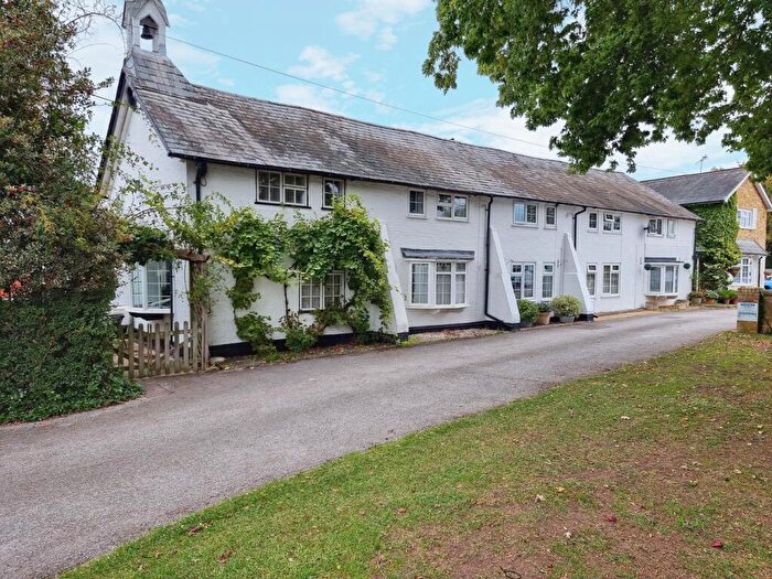 2 Bedroom Cottage For Sale In High Street, Silsoe, Bedfordshire, MK45