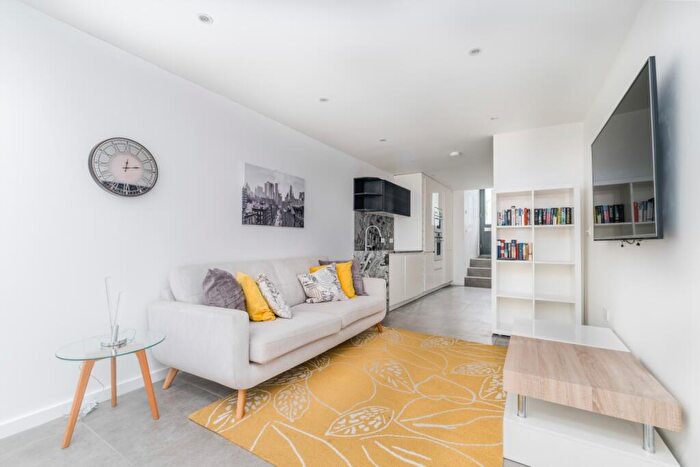 2 Bedroom Terraced House To Rent In Danbury Street London, N1