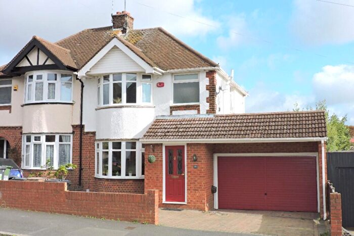 3 Bedroom Semi-Detached House For Sale In Walcot Avenue, Luton, Bedfordshire, LU2