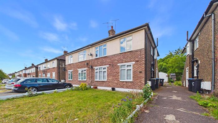 2 Bedroom Maisonette For Sale In Lyndhurst Gardens, Enfield, EN1