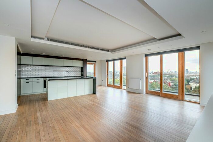 3 Bedroom Flat To Rent In Cobblestone Square, London, E1W