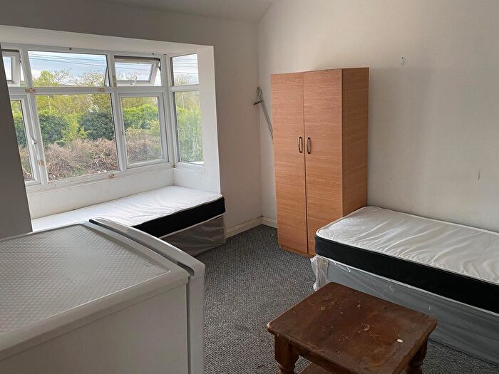 2 Bedroom Flat To Rent In Beavers Lane, Hounslow, TW4