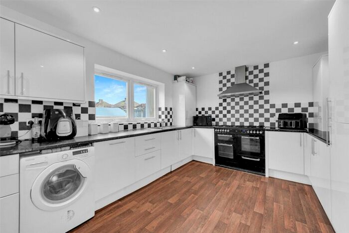 5 Bedroom Semi-Detached House To Rent In Eversley Avenue, Bexleyheath, DA7