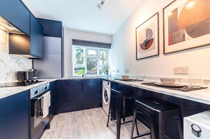 3 Bedroom Flat To Rent In Bromley Road, Bellingham, SE6