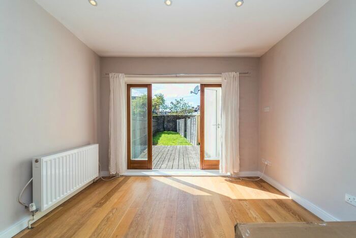 2 Bedroom Flat To Rent In Laitwood Road, Balham, London, SW12