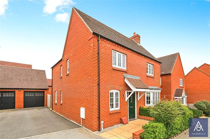 4 Bedroom Detached House For Sale In Otter Close, Brackley, NN13