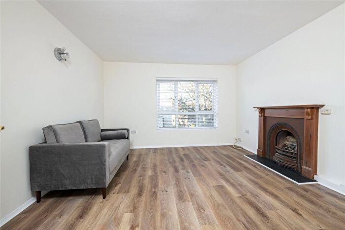 3 Bedroom Flat To Rent In Cedars Road, SW4