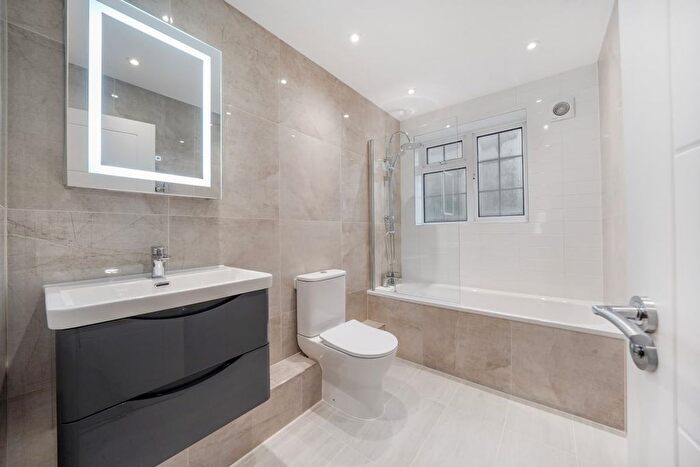 2 Bedroom Flat To Rent In Okehampton Close, London, N12