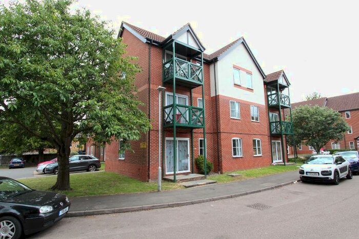 2 Bedroom Flat To Rent In Admirals Court, Reading, RG1