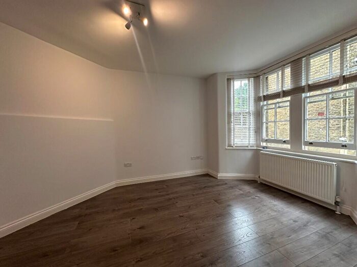 3 Bedroom Flat To Rent In Liverpool Grove, Walworth Village, London, SE17
