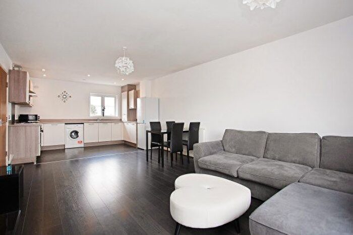 2 Bedroom Flat To Rent In Swansmere Close, Walton-On-Thames, KT12