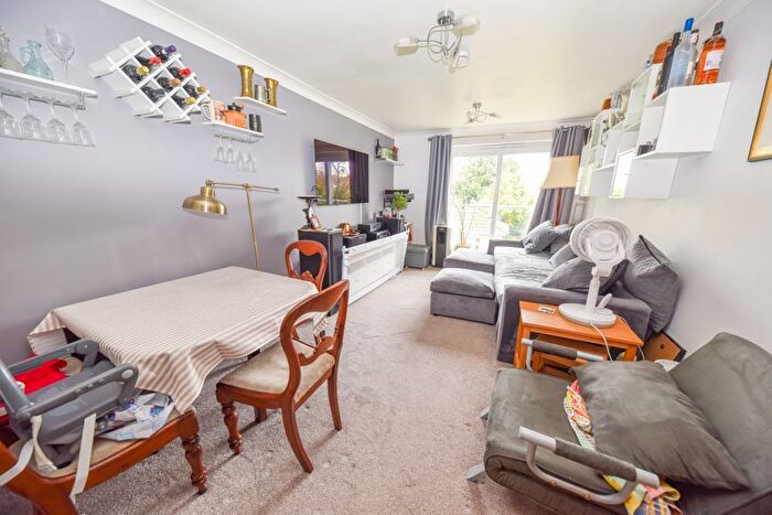 2 Bedroom Flat For Sale In Hambledon Road, Waterlooville, PO7